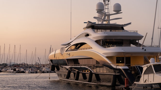 Breaking Down The Cost Of An Oligarch's Yacht