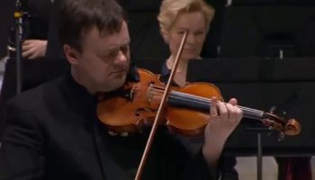 Violinist Performs A Piece So Well You Can See It On The Other Musicians' Faces
