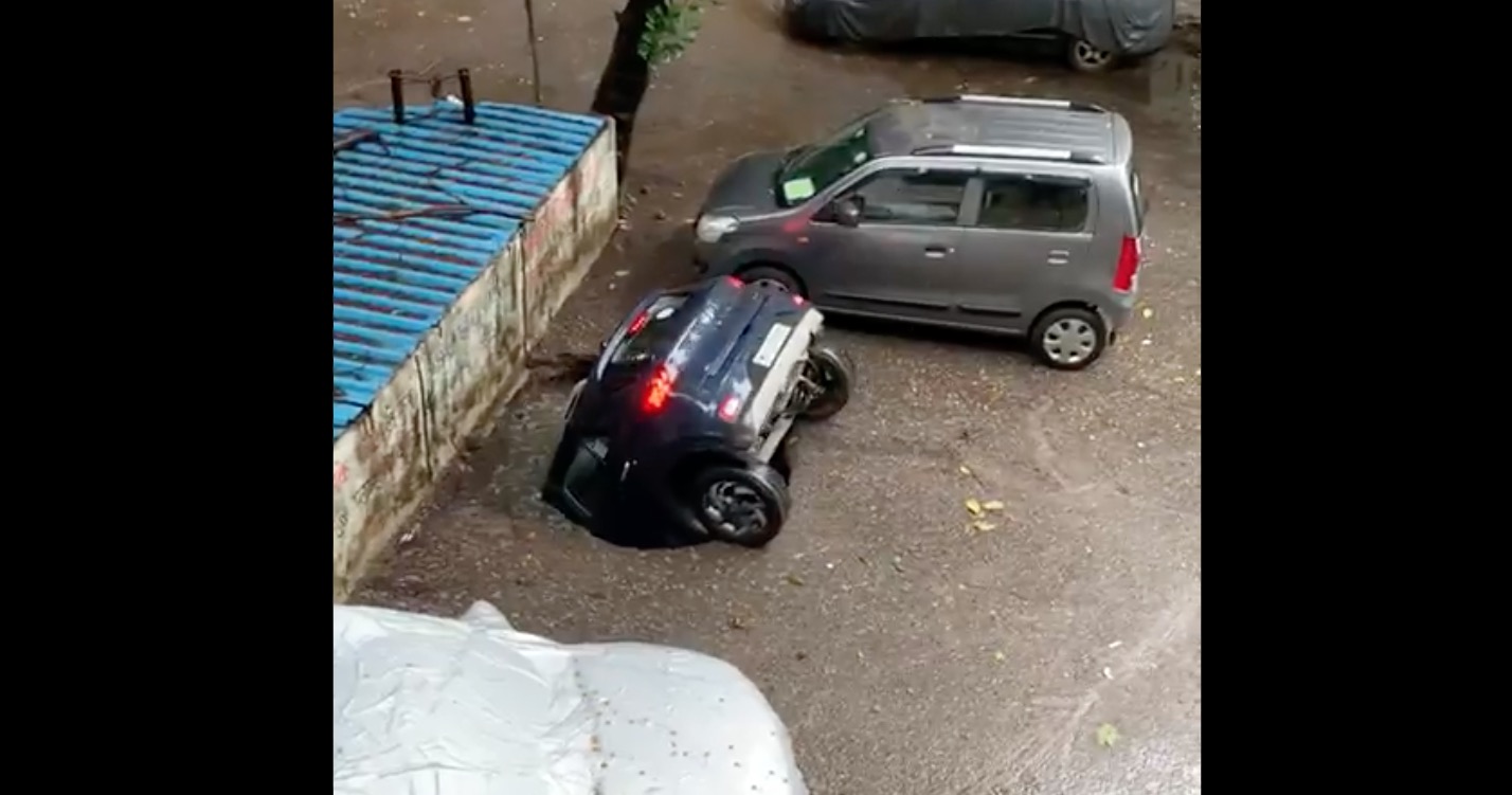 В Индии провалилась машина. Машина припарковалась над колодцем теплоцентрали.
